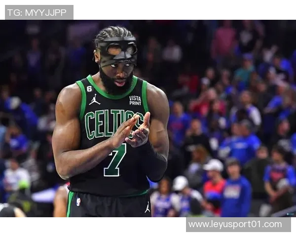 杰伦布朗首节火力全开半场表现出色砍下16分助球队稳住局势