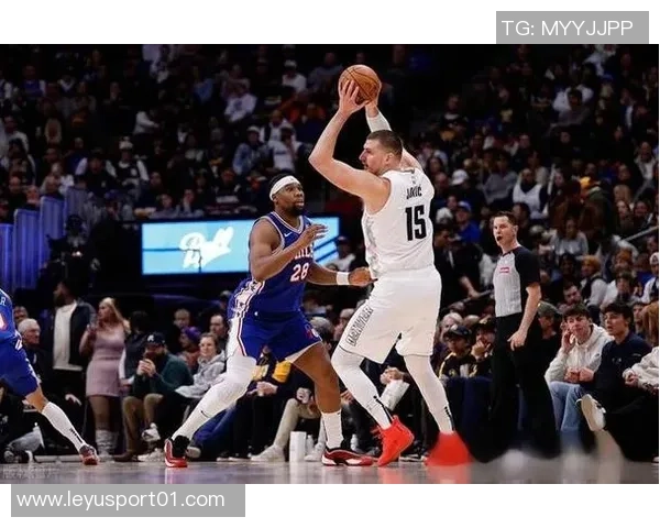 沃尔赞约基奇轻松自如的表现与其他球员拼尽全力形成鲜明对比 沃尔赞约基奇轻松自如的表现与其他球员拼尽全力形成鲜明对比