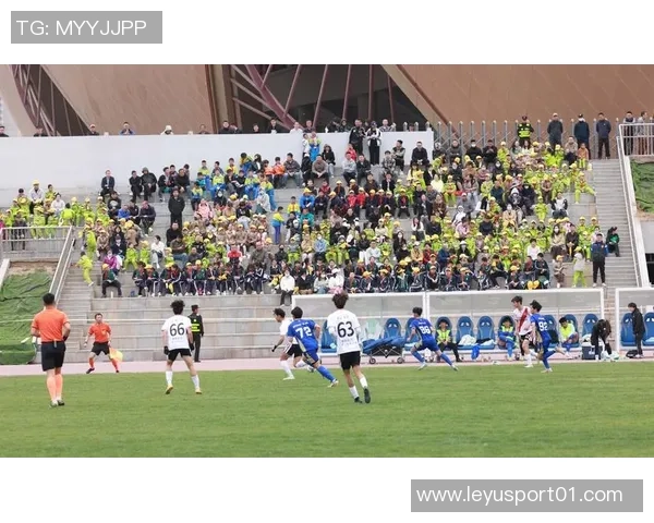 走近可爱的球迷们感受他们为海港小将们呐喊助威的热情与激情 走近可爱的球迷们感受他们为海港小将们呐喊助威的热情与激情