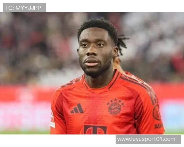 阿方索戴维斯与伊藤洋辉亮相拜仁今日训练场景