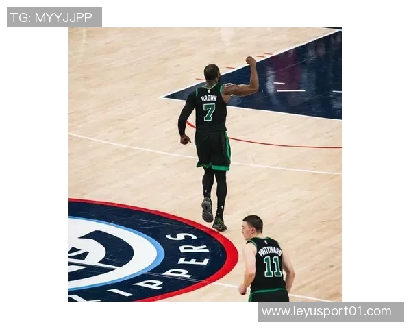 杰伦布朗勇猛冲击篮筐展现强硬风格却意外零罚球引发热议